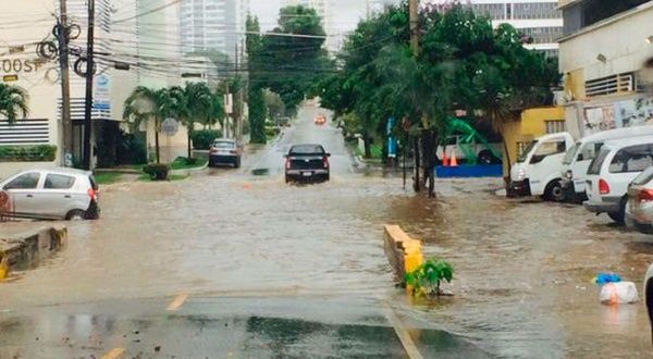 Panamá cierra centros de vacunación luego de que se inundaran a causa de torrentes lluvias panama-cierra-centros-de-vacunacion-luego-de-que-se-inundaran-a-causa-de-torrentes-lluvias